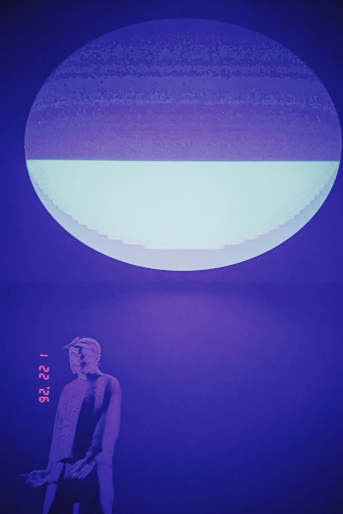 Silhouette sul palco sotto una proiezione LED a forma di luna pallida