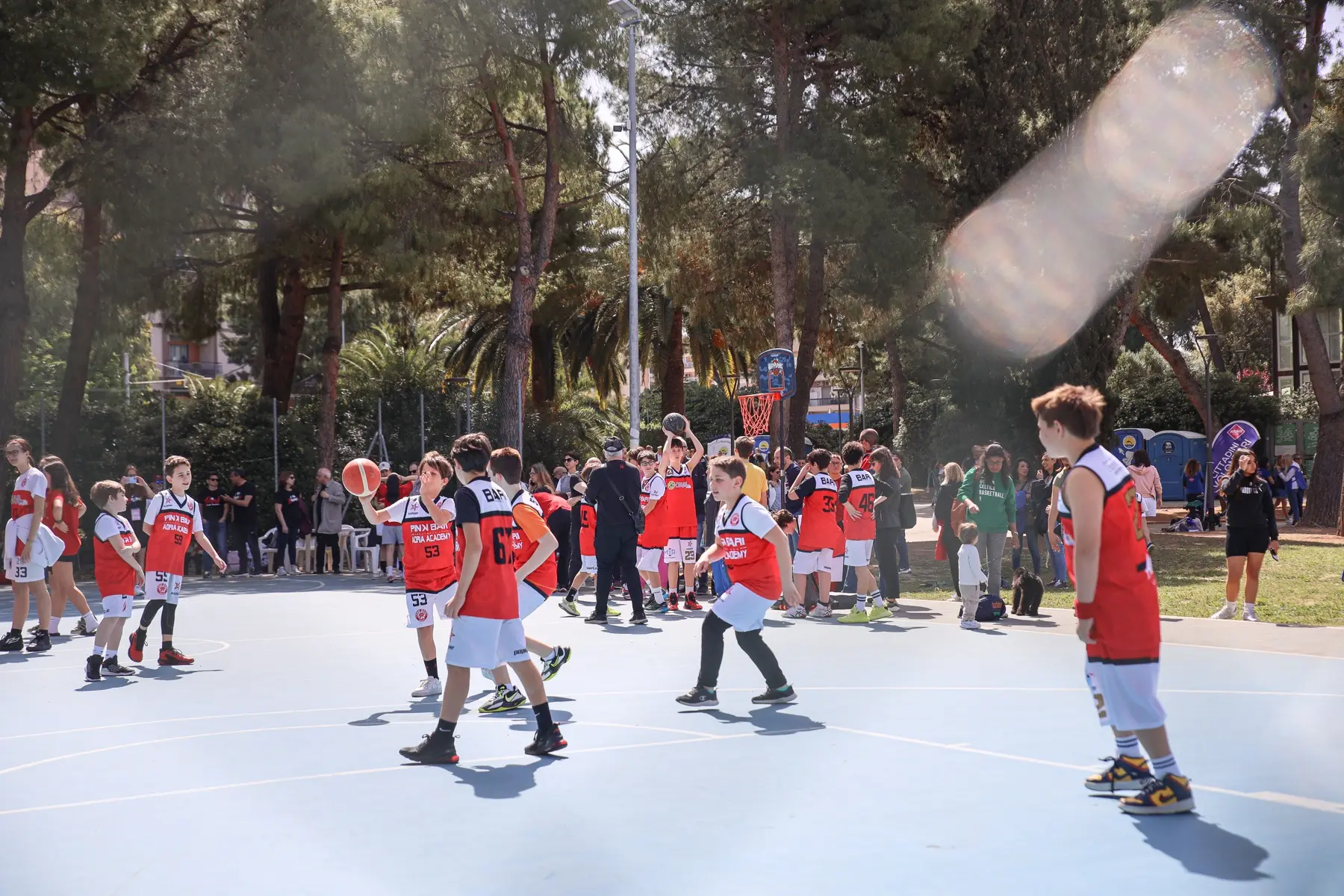 Torneo di minibasket per bambini nell'area attività del parco