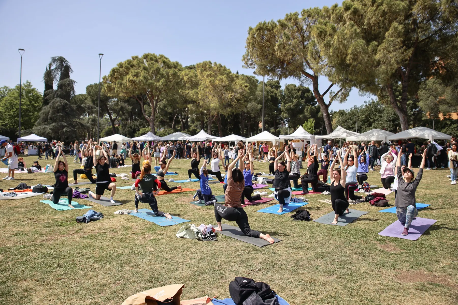 Lezione di yoga collettiva sul prato del Parco 2 Giugno